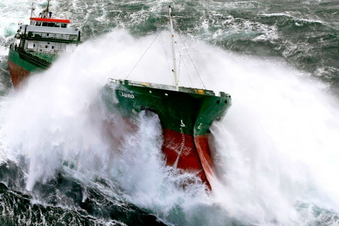 Потрясающие видео от пассажиров кораблей, оказавшихся в 10-бальном шторме