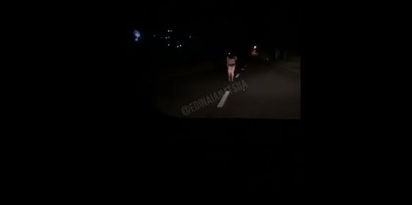 В Харькове обнаженная девица бросалась под колеса авто. ВИДЕО