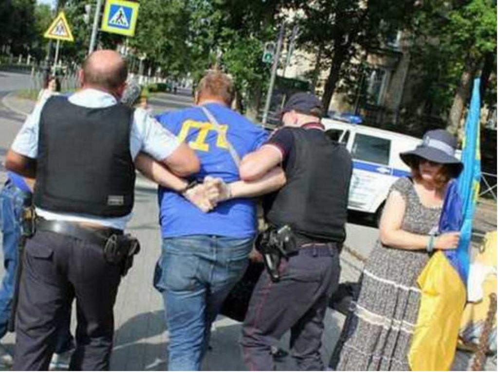 В России "шьют дело" на активиста, зацепившего при падении полицейского украинским флагом