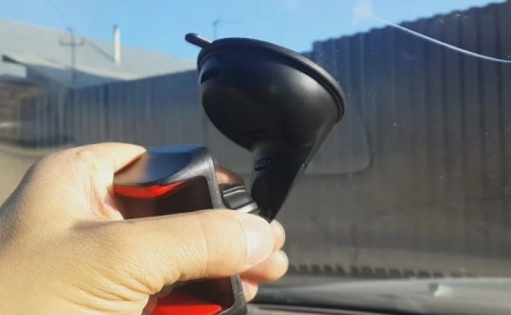 Что делать, чтобы присоска не отпадала от стекла авто