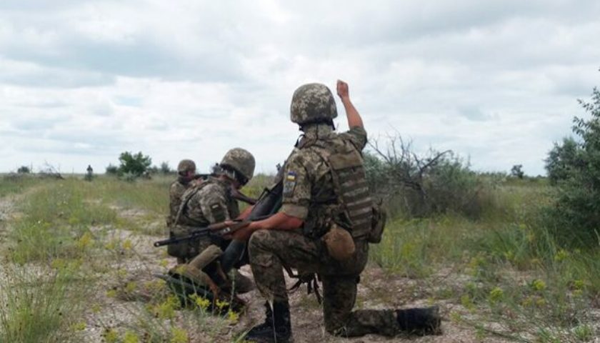 За прошедшие сутки на Донбассе четверо украинских военнослужащих получили ранения  