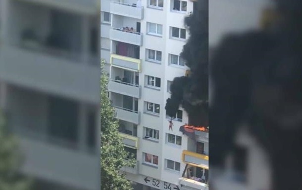 Дети выпрыгивали из окна многоэтажки из-за пожара в квартире. ВИДЕО