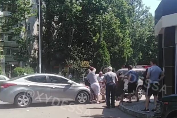 В ход пошел стул: в Одессе водитель "отличился" самосудом над пешеходом. ВИДЕО