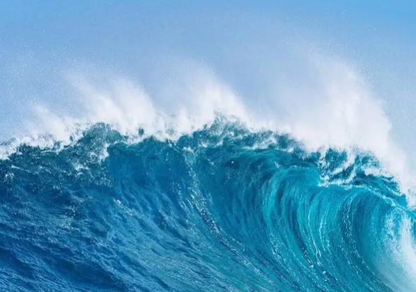 Мощная волна смыла подростка, позировавшего у океана. ВИДЕО