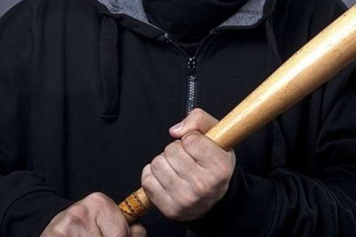 В Харькове мужчина ограбил почту, угрожая палкой 