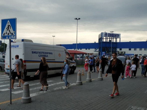 На Львовщине «заминировали» ТРЦ: проводится срочная эвакуация людей