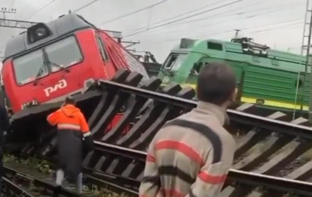В Петербурге рельсы не поделили два поезда. ВИДЕО