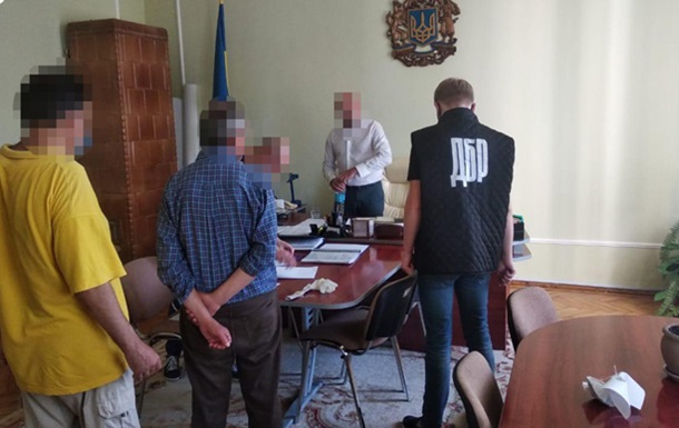 На Буковине чиновник «погорел» на взятке за тендер