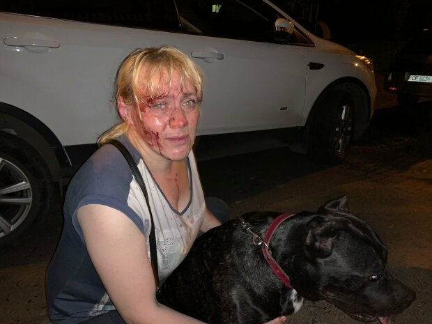 Выгуливала без намордника: в Черновцах женщину с собакой избили посреди улицы