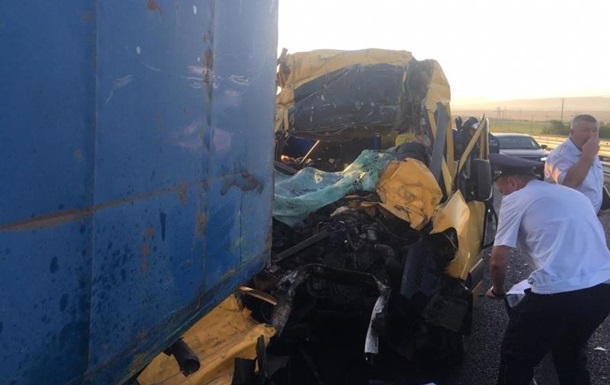 Ужасное ДТП в Крыму: маршрутка протаранила грузовик, есть жертвы