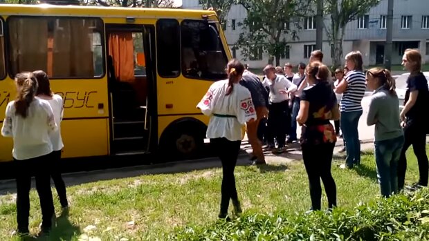 Обещания Зеленского оказались пустыми: украинских школьников массово забирают в армию
