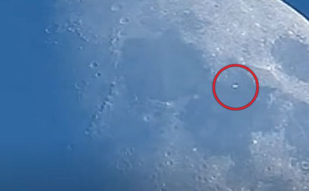Над поверхностью Луны промчался загадочный объект