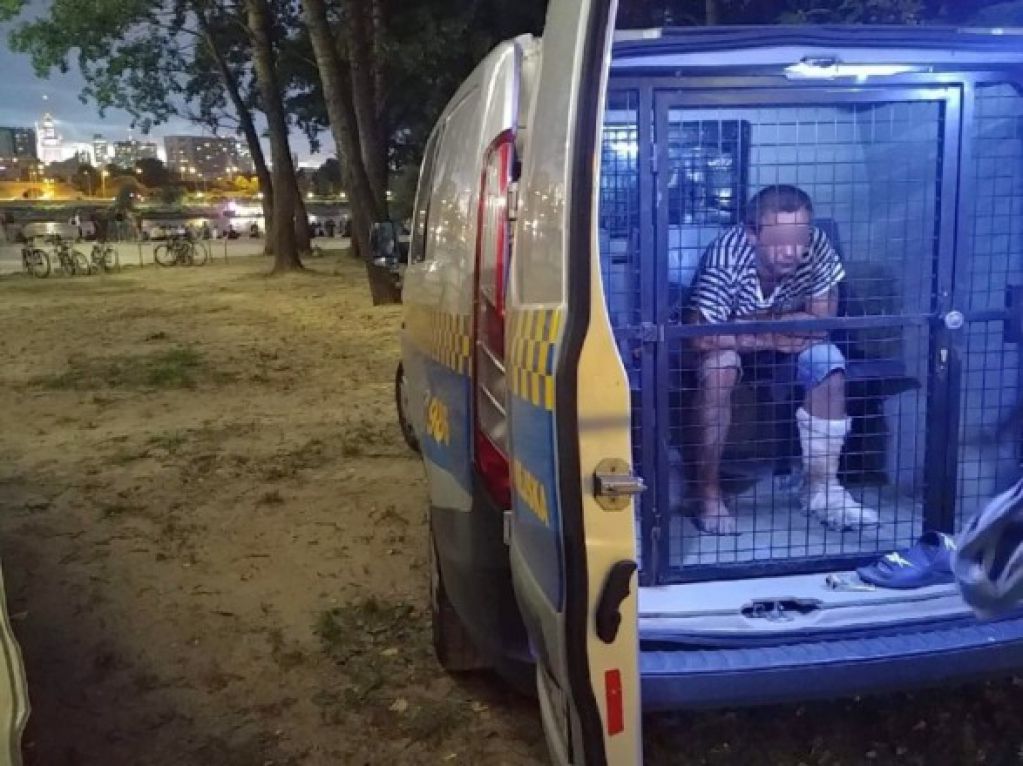 С ножом бросался на отдыхающих: в Варшаве пьяный украинец устроил представление