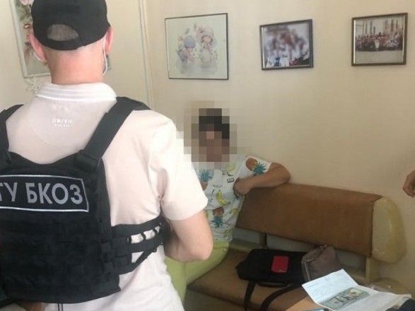 Торговала детьми? В Киеве начальница Службы по делам семьи попалась на взятке