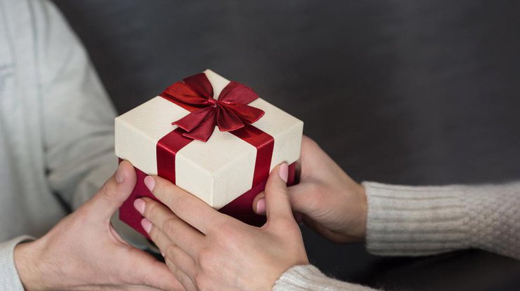 Чем удивить мужа или жену: необычные идеи подарков