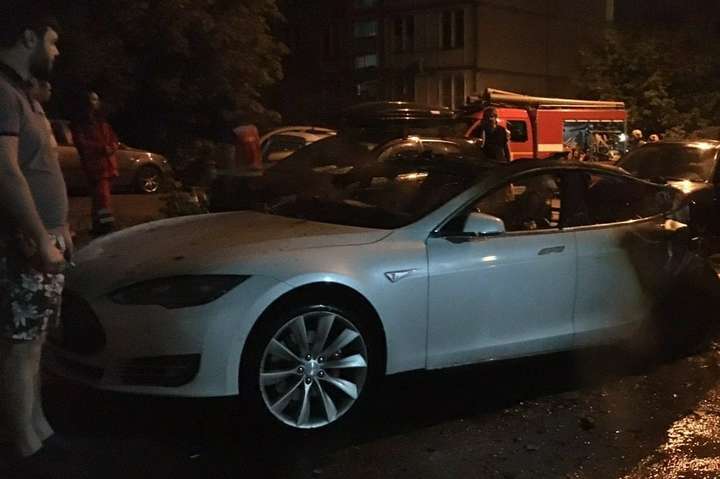 У Києві горіла Tesla Андрія Богдана