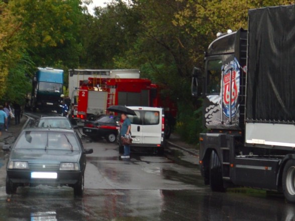 В Днепре маршрутка столкнулась с грузовиком: есть пострадавшие