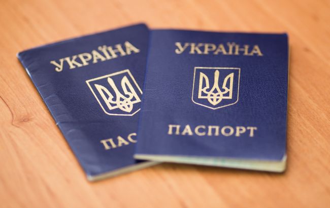 Паспорта в форме книжечки скоро исчезнут