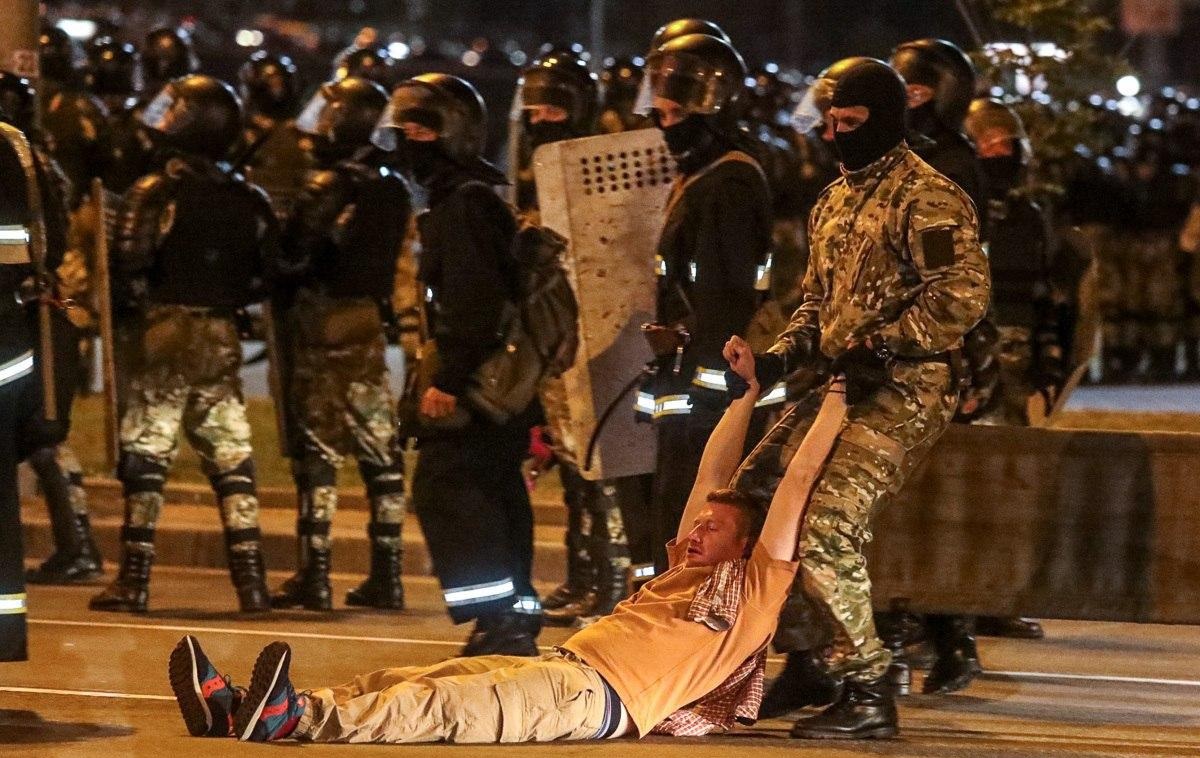Из-за жестокого подавления протестов уволились восемь телеведущих государственных СМИ