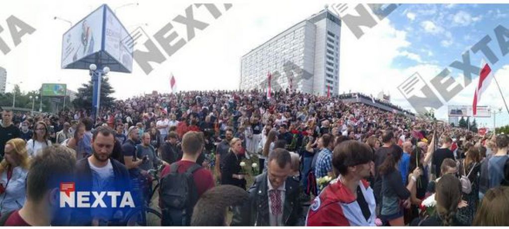 Люди стоят плотно: тысячи минчан пришли проститься с жертвой протестов. ВИДЕО