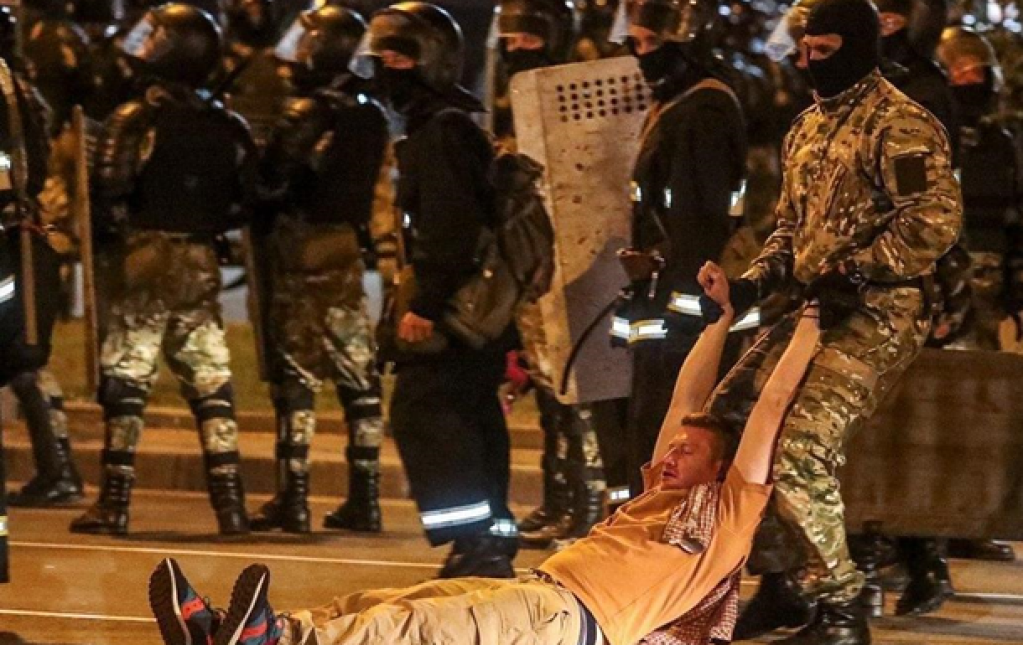 В Беларуси силовики задерживают людей на работе: ВИДЕО "спецоперации"