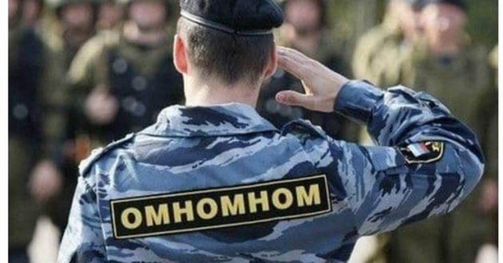 Омоновцы в Беларуси не смогли схватить пенсионерку с флагом: теперь она стала знаменитостью. ВИДЕО 