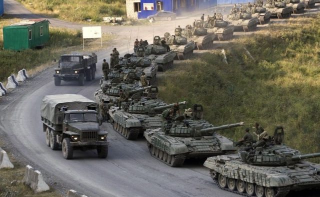 "Тигры", БТРы, танки и вертолеты идут к украинской границе: жители Ростова выложили ВИДЕО