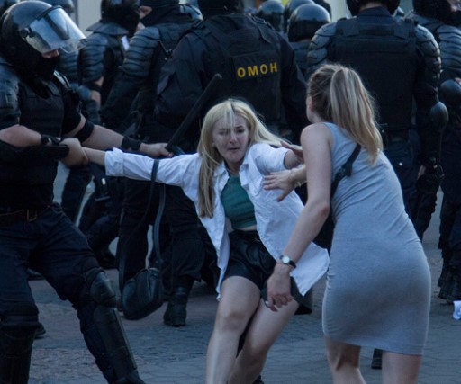 Стало известно о надругательстве силовиками в Беларуси над участницами акций протеста