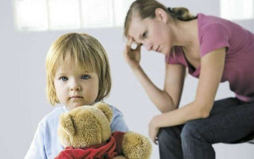 Скандал: у матерей-одиночек требуют вернуть полученную на детей помощь