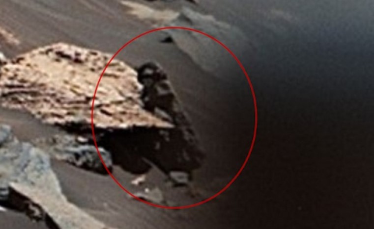 За марсоходом Curiosity наблюдал "инопланетянин": появились ФОТО