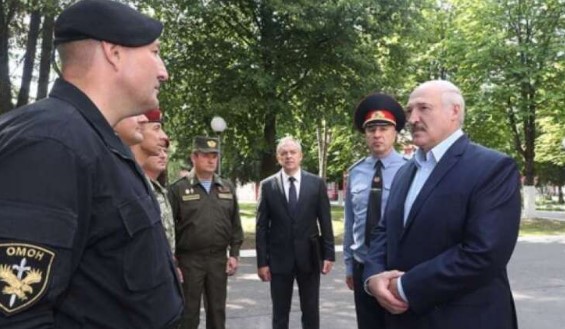 Лукашенко приказал с понедельника закрыть бастующие предприятия