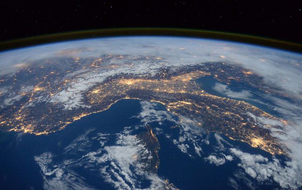 NASA обнаружило над Землей огромную аномалию. ВИДЕО