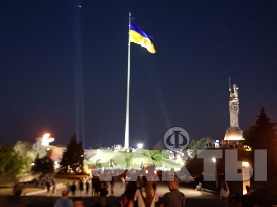 В Киеве подняли гигантский флаг Украины. ВИДЕО