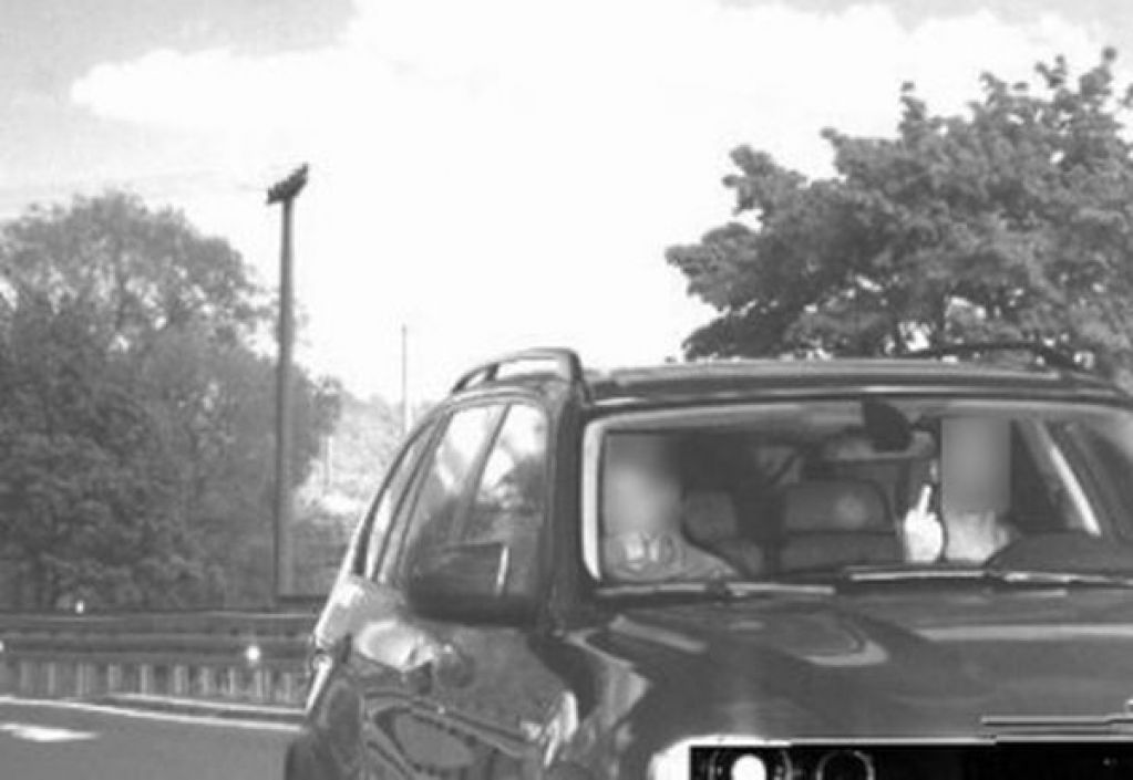 Водитель попал на крупный штраф, показав камере автофиксации неприличный жест