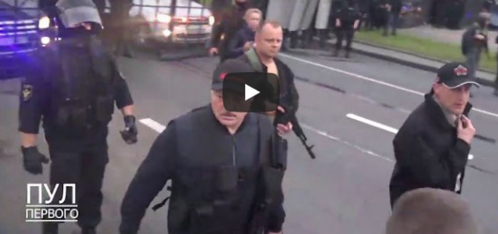 В Минске силовики встретили овациями Лукашенко с автоматом. ВИДЕО