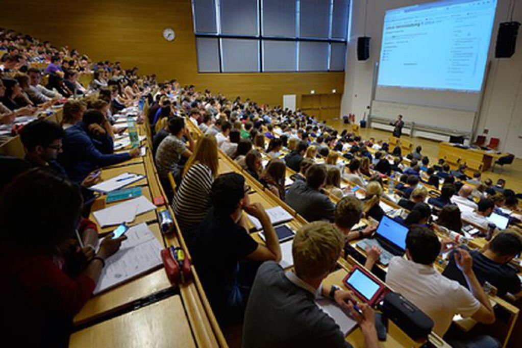 Студентка во время занятия случайно предложила преподавателю оральный секс