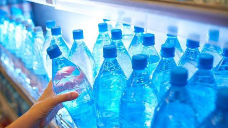 Ученые: вода в бутылках небезопасна для здоровья