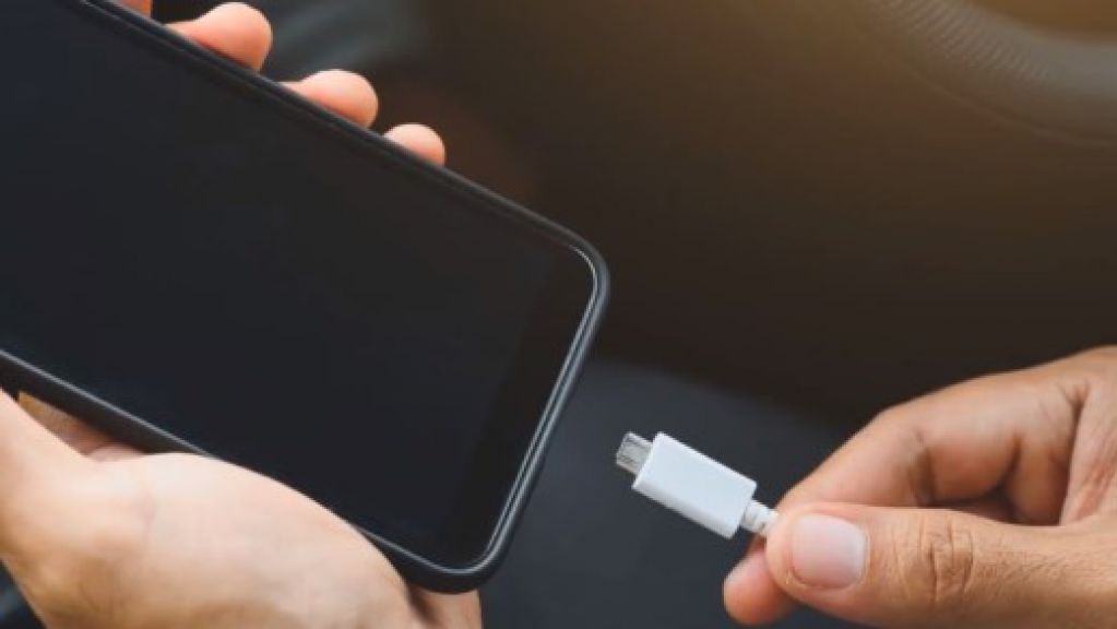 Как нельзя заряжать смартфон: названы четыре главные ошибки