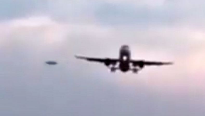 Чуть не врезался: возле пассажирского самолета на бешеной скорости проскочил НЛО. ВИДЕО