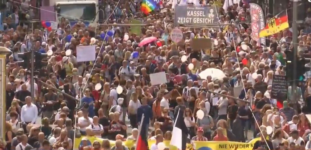 Берлин вышел на митинг против карантина: полиции развязали руки. ВИДЕО