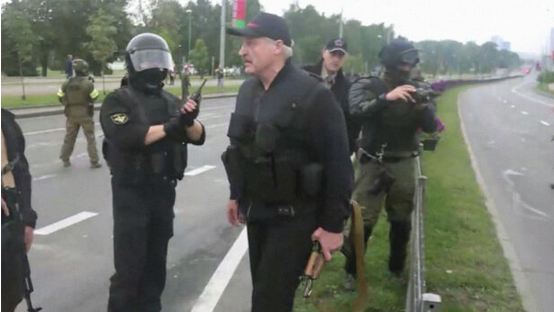 Лукашенко снова вышел из дворца с автоматом. ФОТО