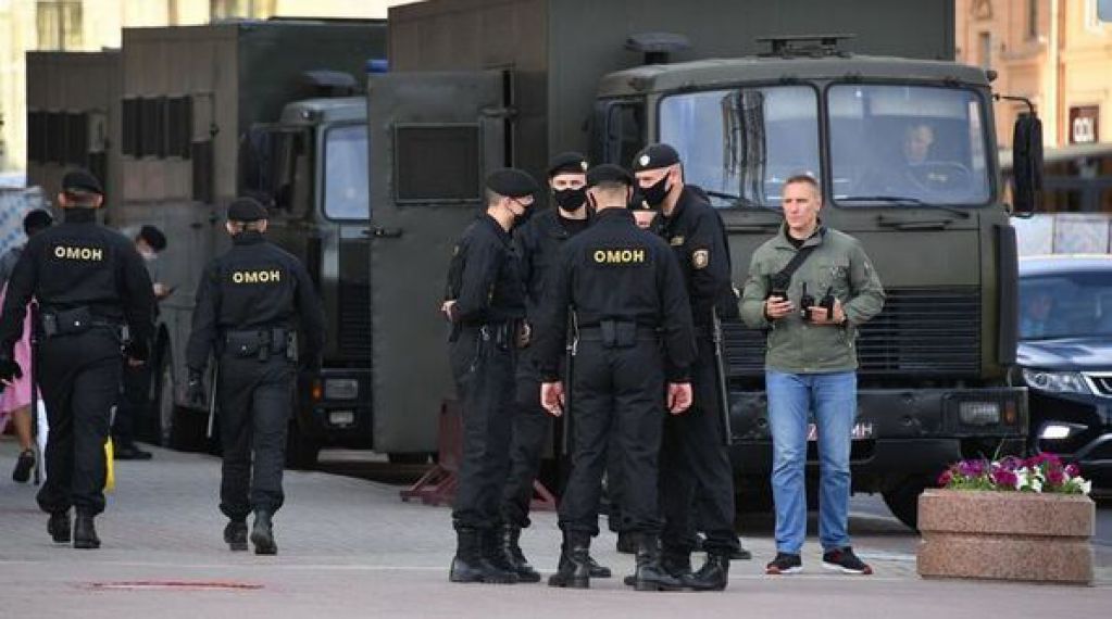  В центре Минска заметили колонны грузовиков и бойцов ОМОНа