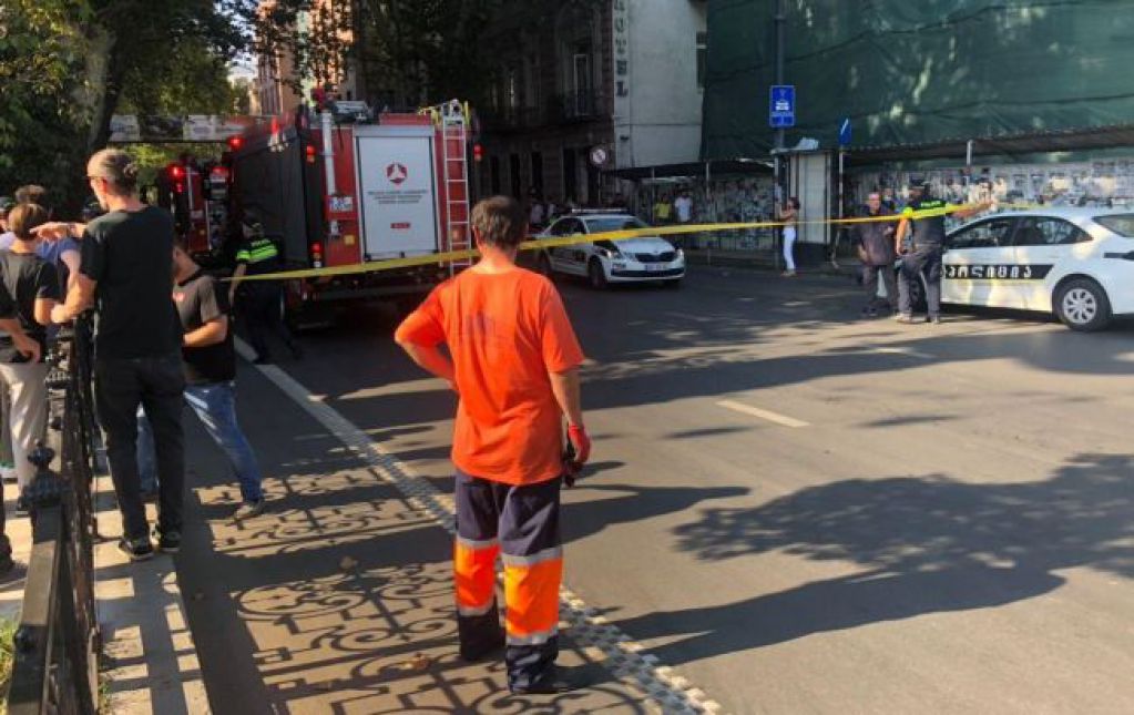 ЧП в центре Тбилиси: у здания филармонии взорвался неизвестный предмет