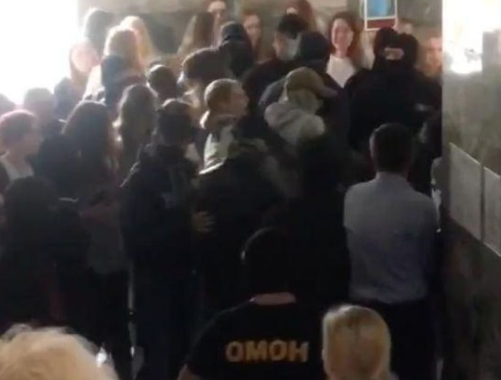 Били ногами и силой вытаскивали на улицу: в Минске ОМОН ворвался в университет