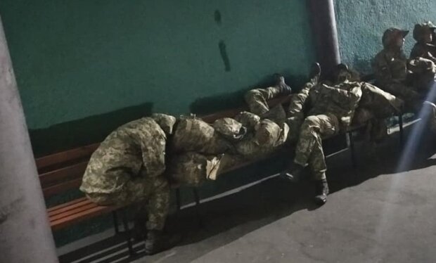 В Черкассах призывникам пришлось спать прямо на вокзале