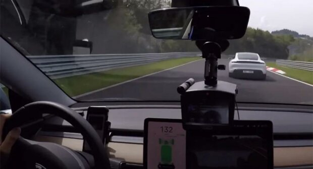 Захватывающее зрелище: гонку Tesla Model 3 и Porsche Taycan сняли на ВИДЕО