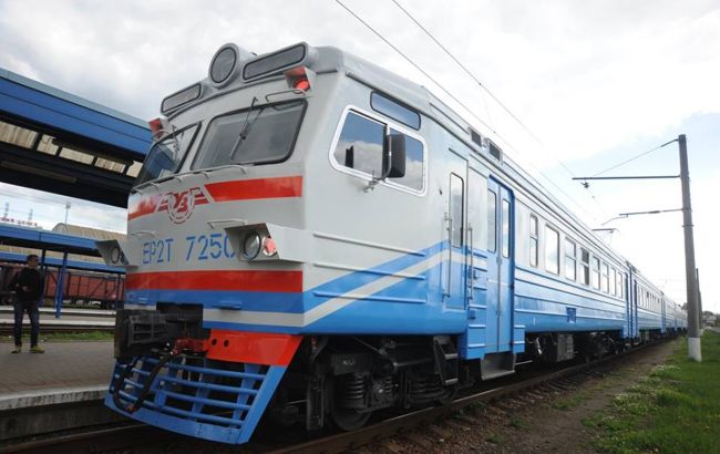 Чуть не лишился жизни: в Киеве неадекват хотел запрыгнуть в движущийся поезд