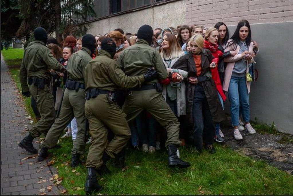 В Минске отчаявшиеся женщины заставили бежать агрессивных "зеленых человечков" в балаклавах. ВИДЕО