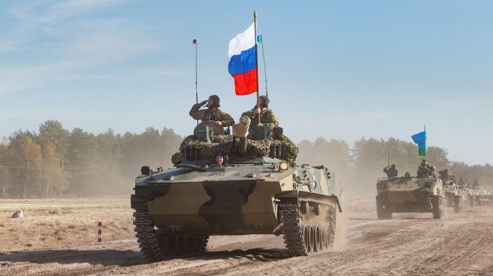 Путин официально вводит в Беларусь военных и технику: все подробности