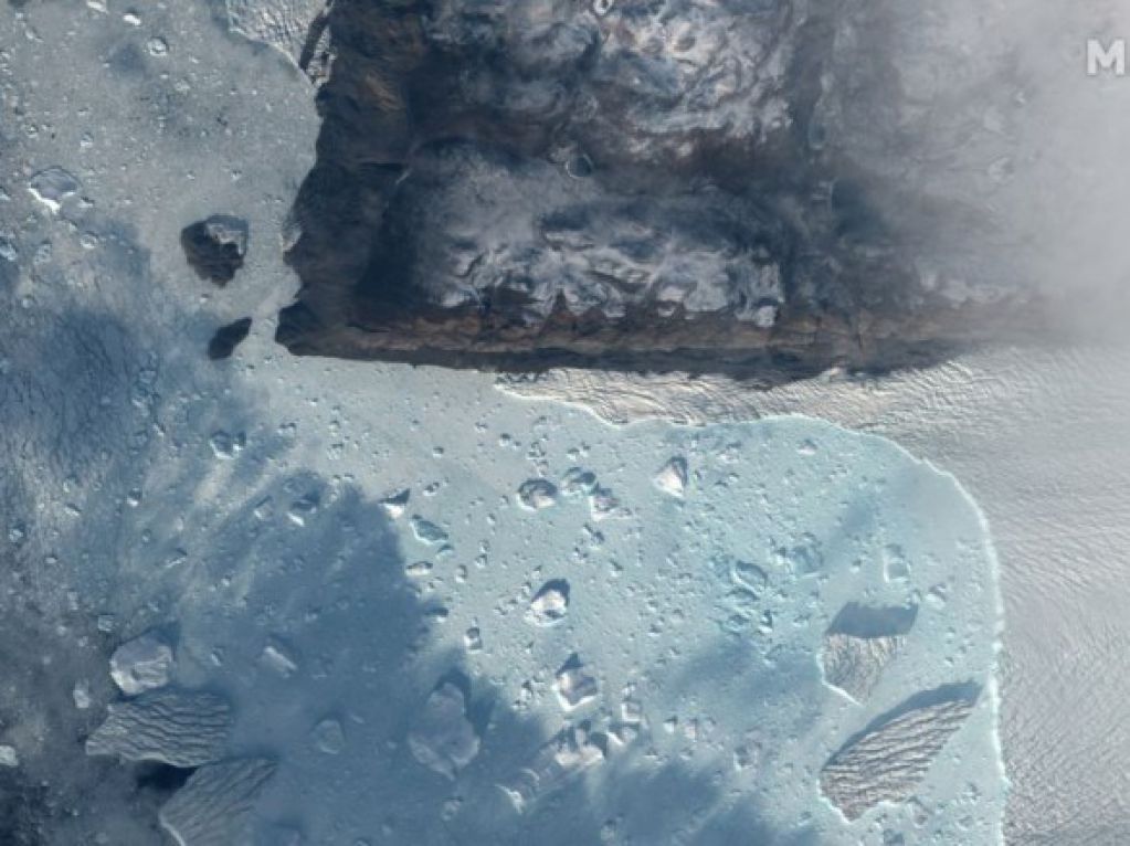 От Гренландии откололся гигантский кусок льда